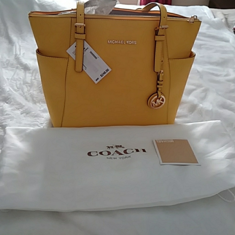 AUTHENTIC MICHAEL KORS BEAUTIFUL YELLOW.